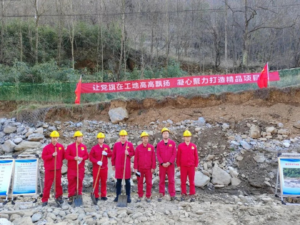 支部建在項目上 黨旗飄在工地上.jpg